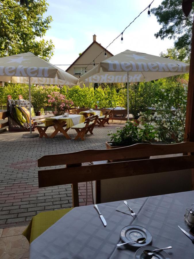 Sommer Panzio Balatonföldvár Esterno foto