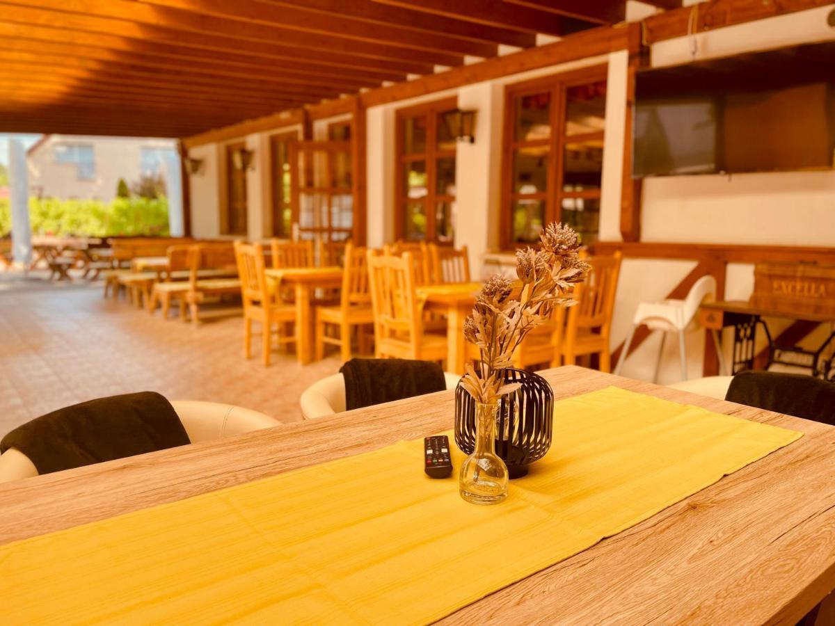 Sommer Panzio Balatonföldvár Esterno foto