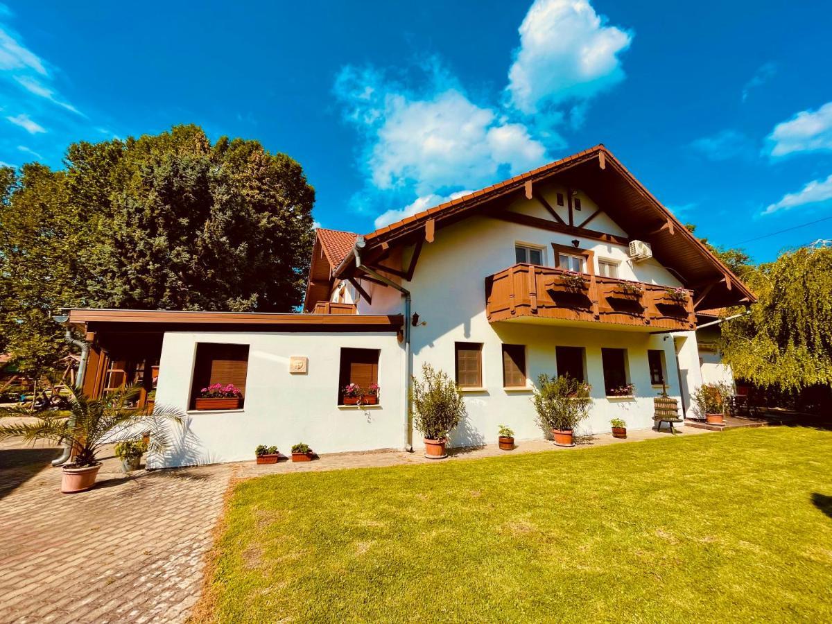 Sommer Panzio Balatonföldvár Esterno foto