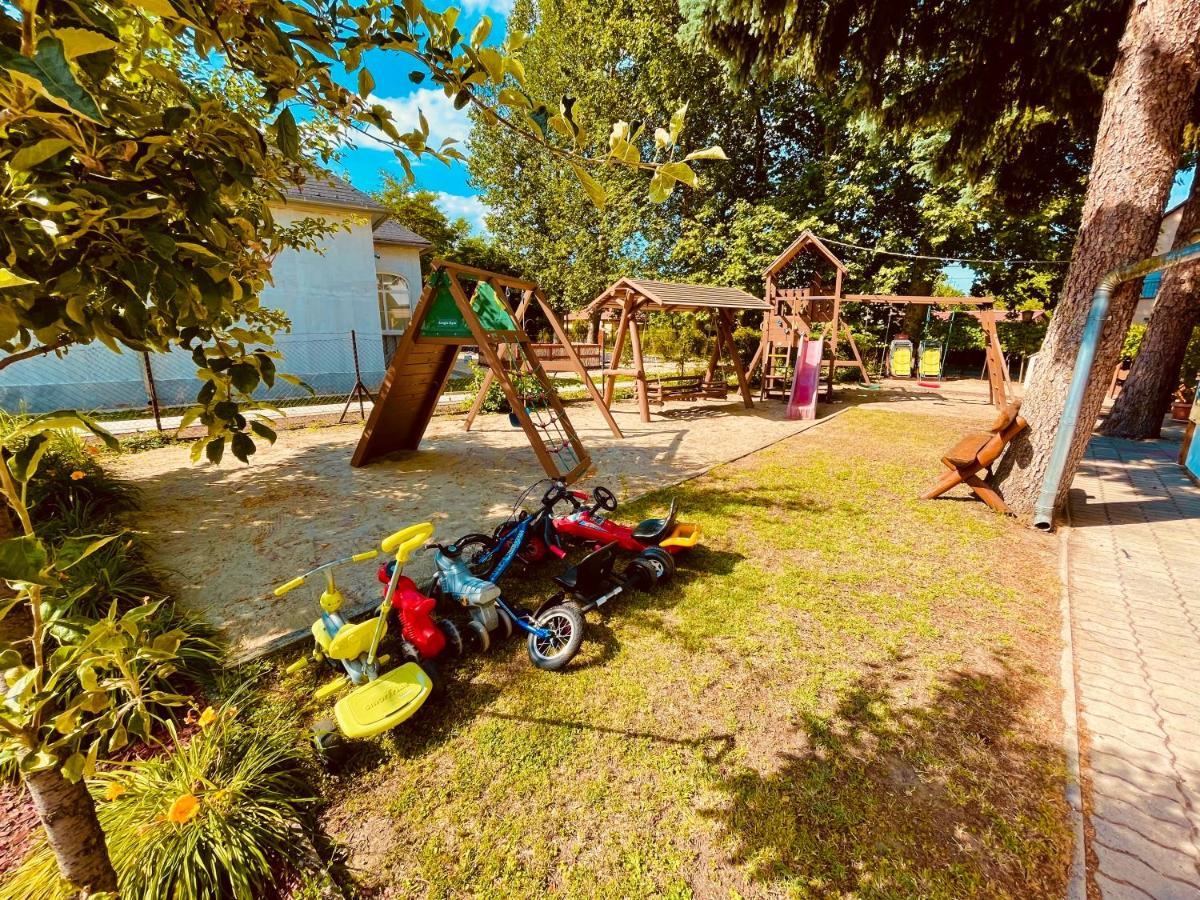 Sommer Panzio Balatonföldvár Esterno foto