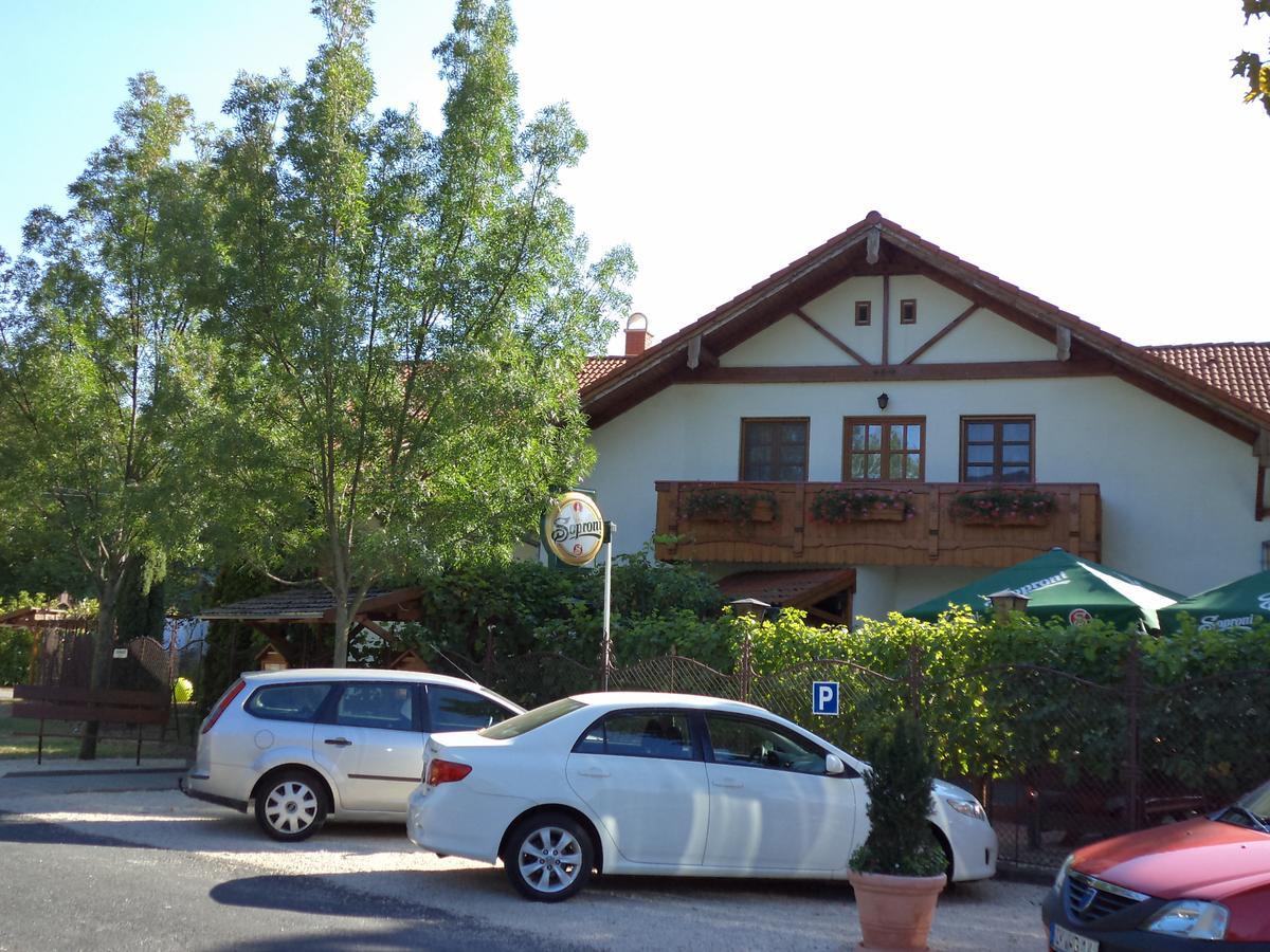 Sommer Panzio Balatonföldvár Esterno foto